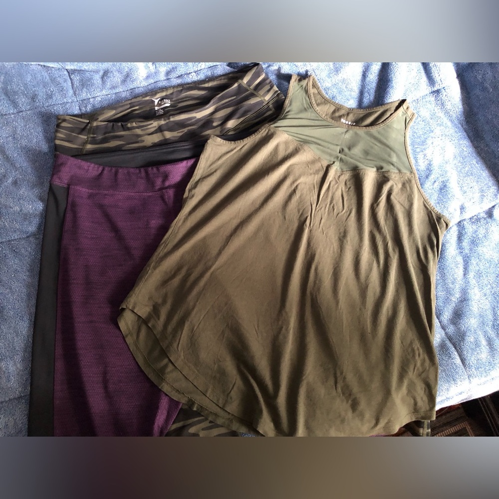 Size 2X workout bundle. One top and two pairs of pants. EUC.